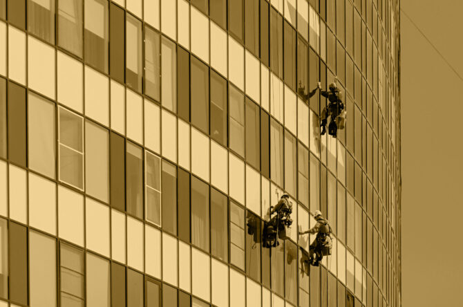 industrial-climbes-is-washing-glass-on-the-facade-2026-01-06-10-58-51-utc